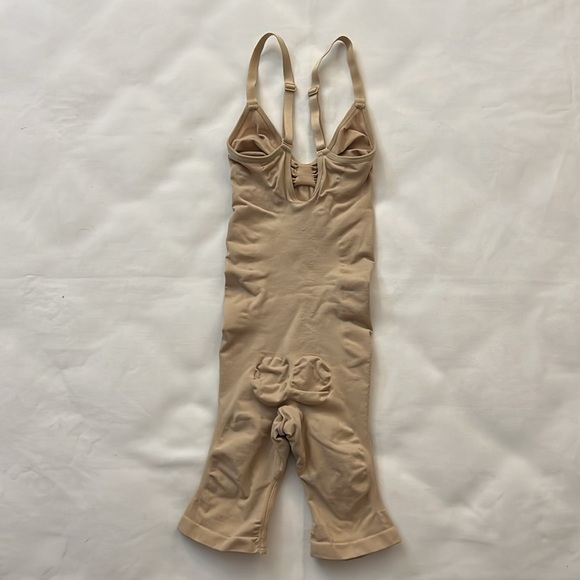 SKIMS SEAMLESS SCULPT MID THIGH BODYSUIT - Picture 3 of 3